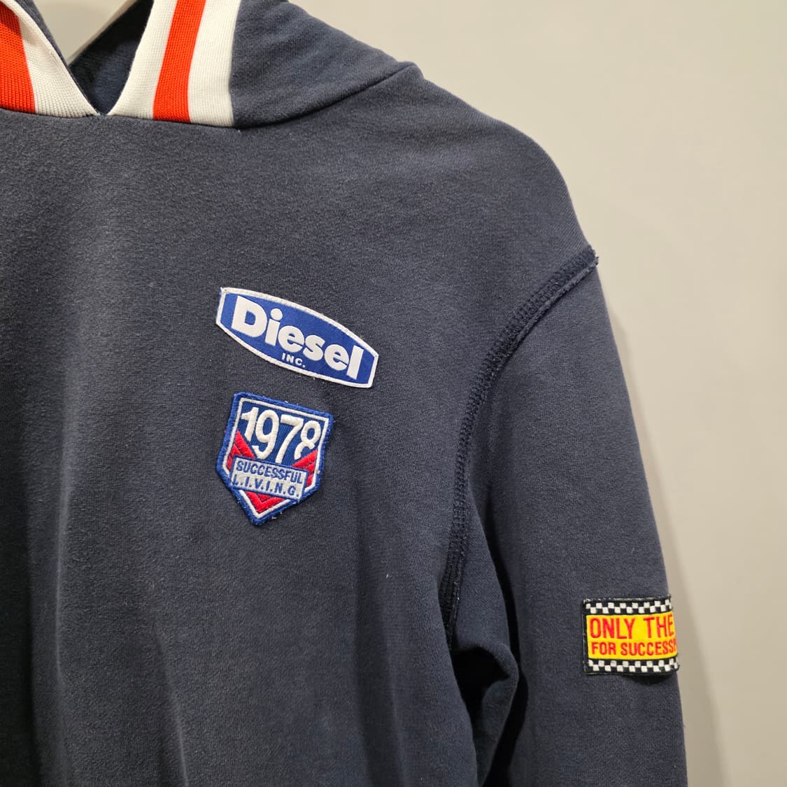 디젤(DIESEL) 와펜 패치 후드 티셔츠 상품이미지2