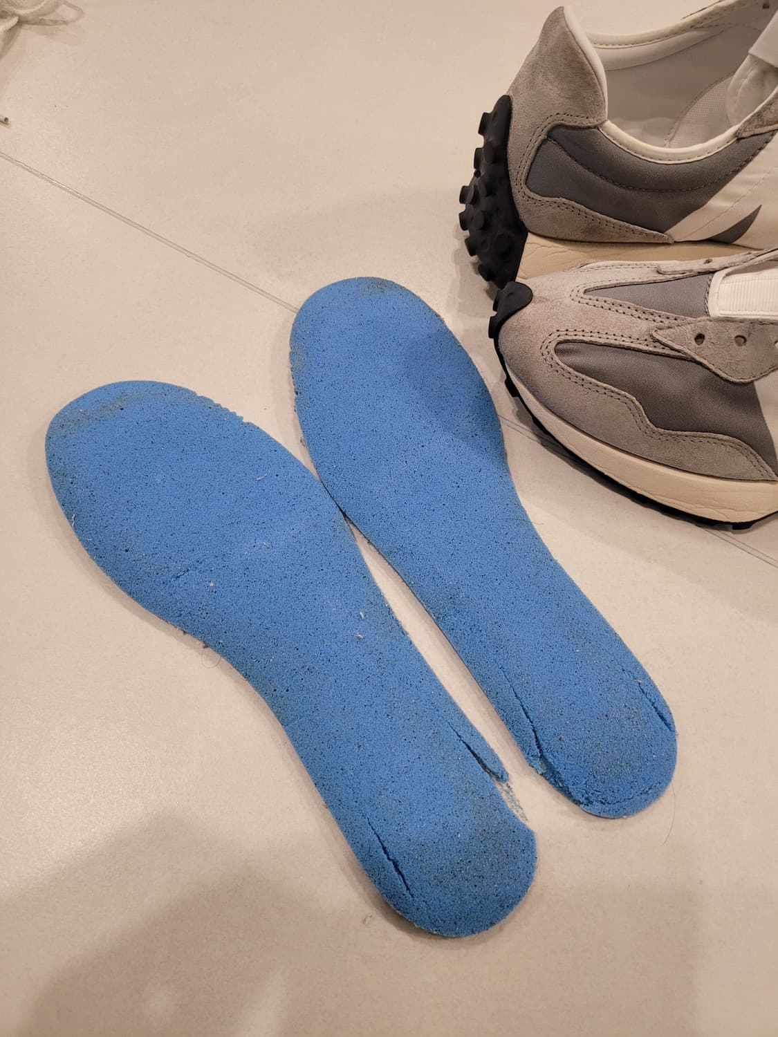 275] 어떤 옷에도 찰떡, 뉴발란스 327 그레이 보냅니다. 
 상품이미지10