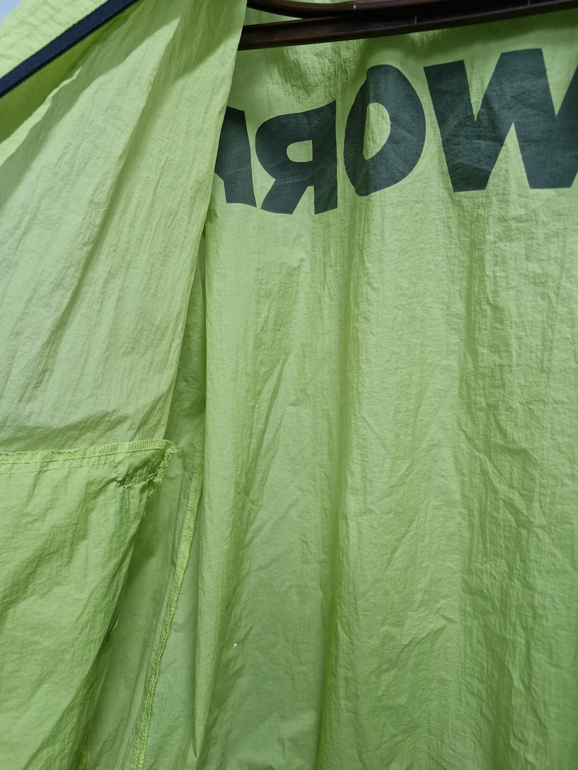 100L 라이프워크 네온 후드 바람막이 자켓. 상품이미지9