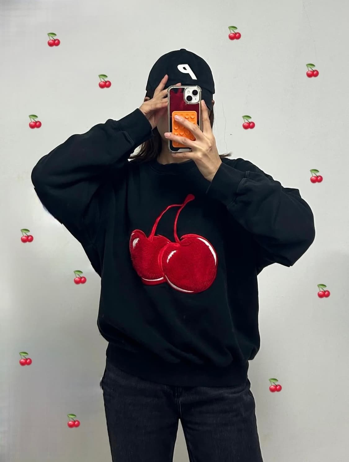 키르시 털복숭이 체리 블랙 맨투맨 상품이미지2