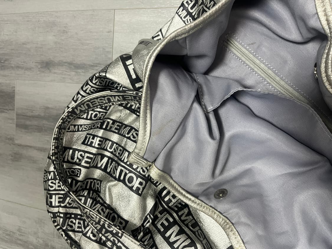 더뮤지엄비지터 로고프린트 가방 상품이미지2