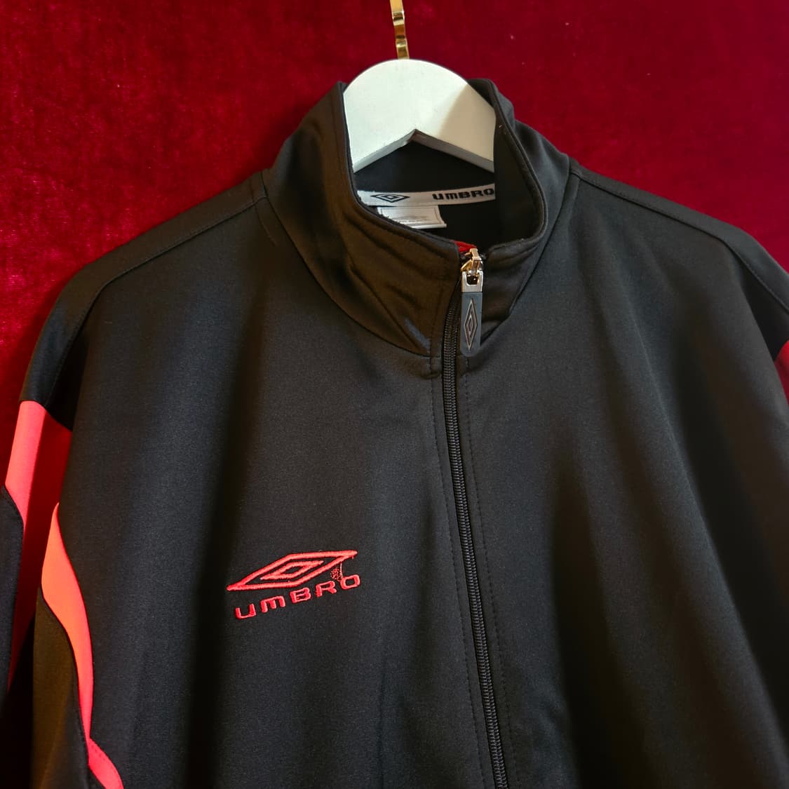 엄브로(Umbro) 시그니쳐 로고 골든 견장 트렉탑 저지 M 상품이미지3