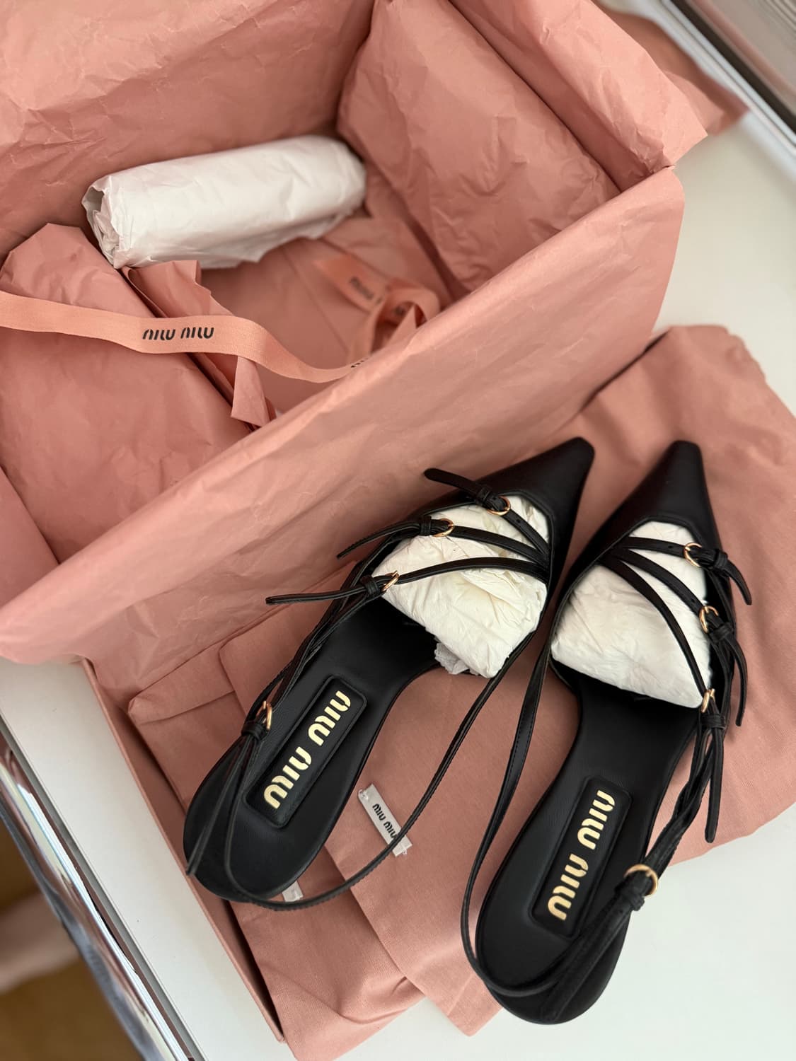 Miumiu 페이턴트 브러쉬드 레더 슬링백 상품이미지7