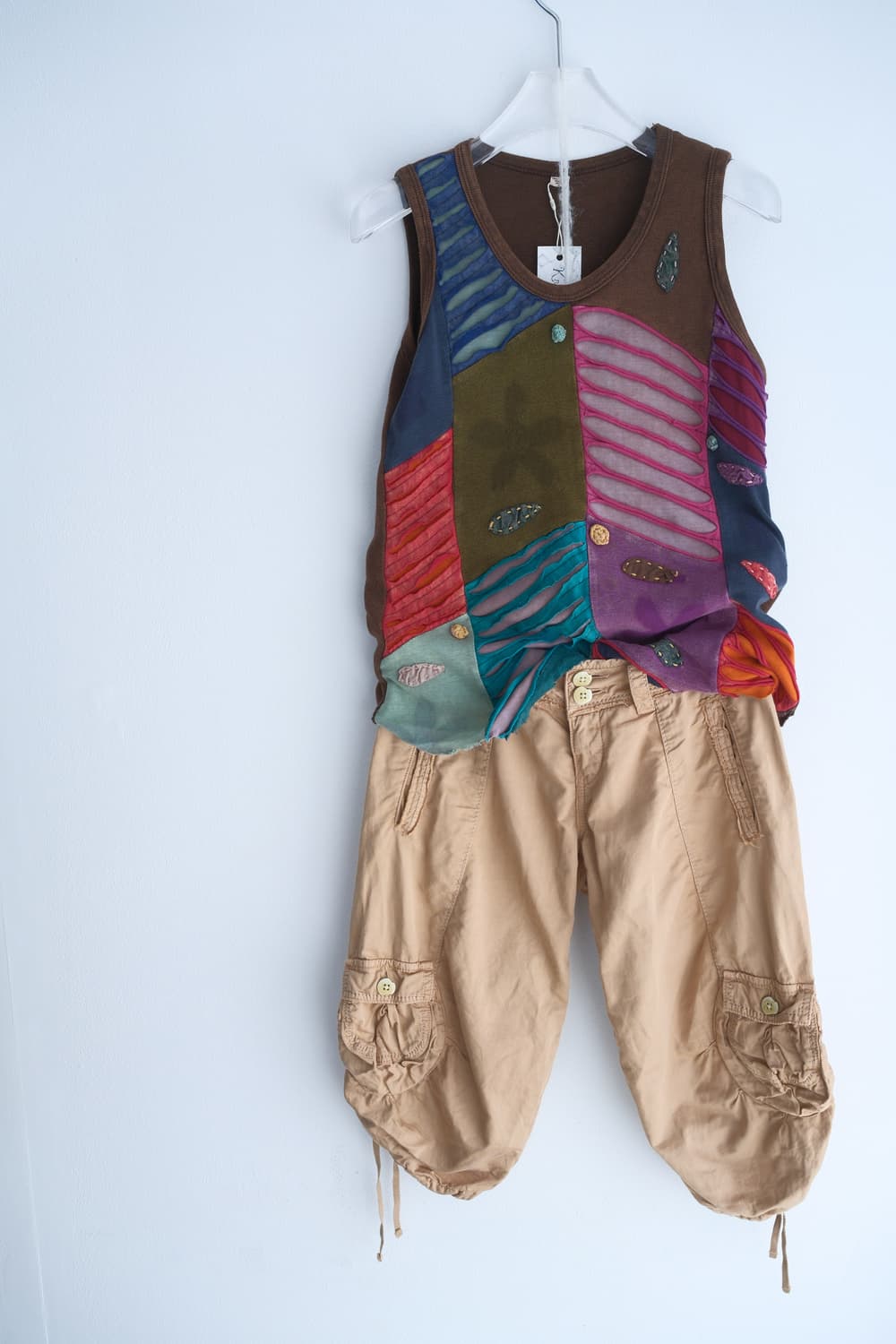 Broken button detailed cargo capri pants 상품이미지1