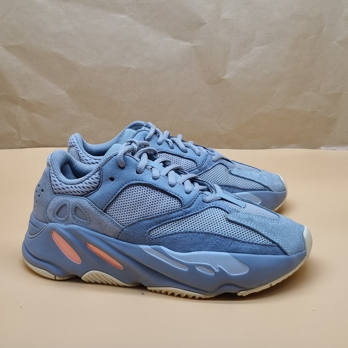 아디다스 이지부스트700이너시아 운동화240 상품이미지1