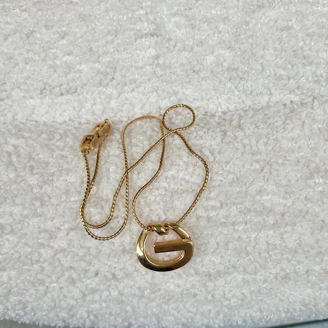 지방시 골드 로고 목걸이 상품이미지1