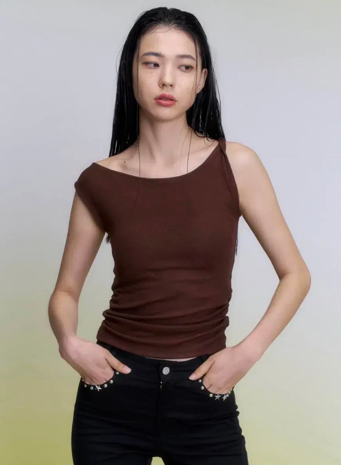 일리고 트위스트 셔링 슬리브리스 브라운 상품이미지1