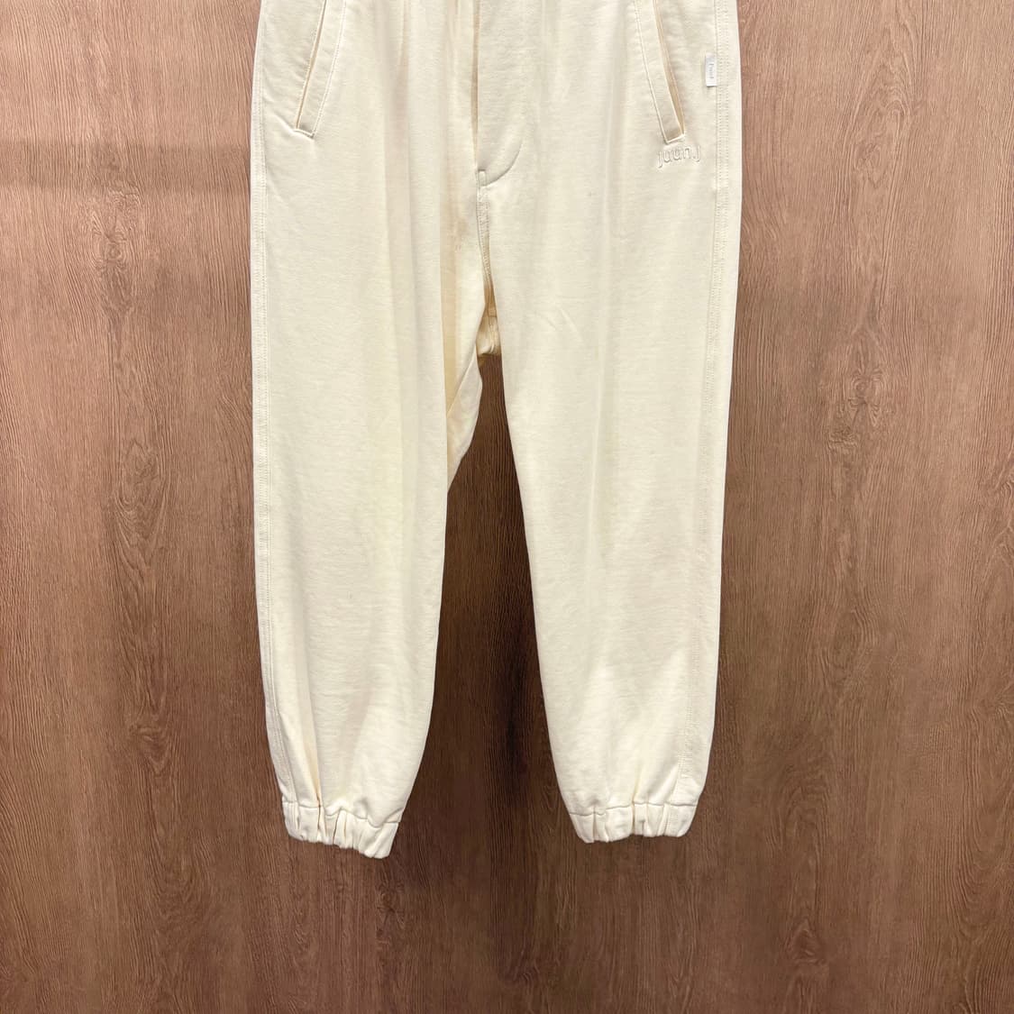 준지 조거 팬츠 톤온톤 로고 자수 허리 밴딩 포켓 탭 디테일 아이보리 상품이미지5