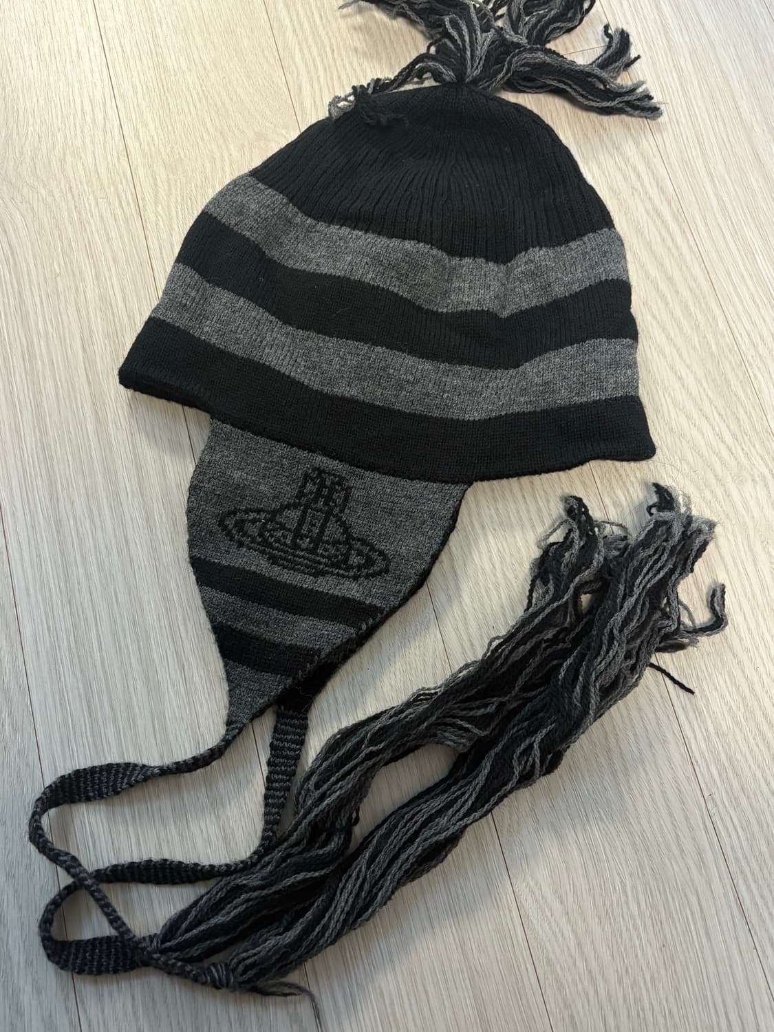 비비안웨스트우드 이어플랩 비니 블랙 상품이미지1