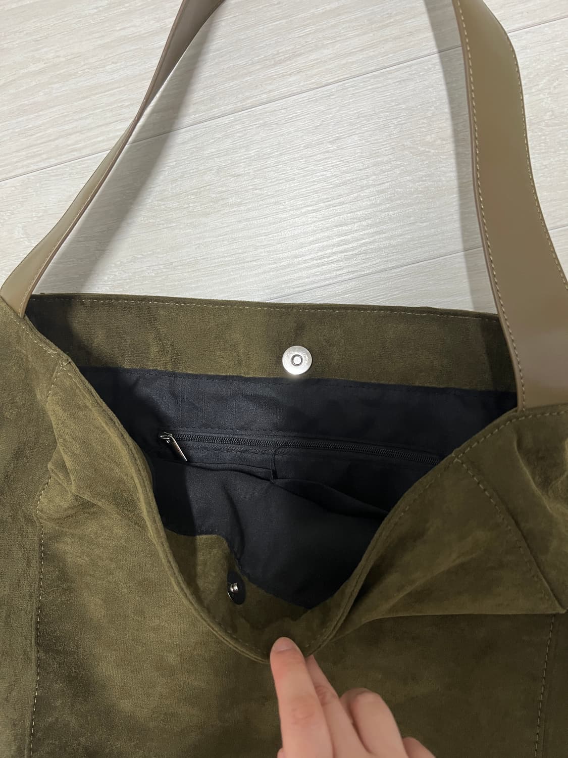 카키 스웨이드 숄더백 상품이미지2