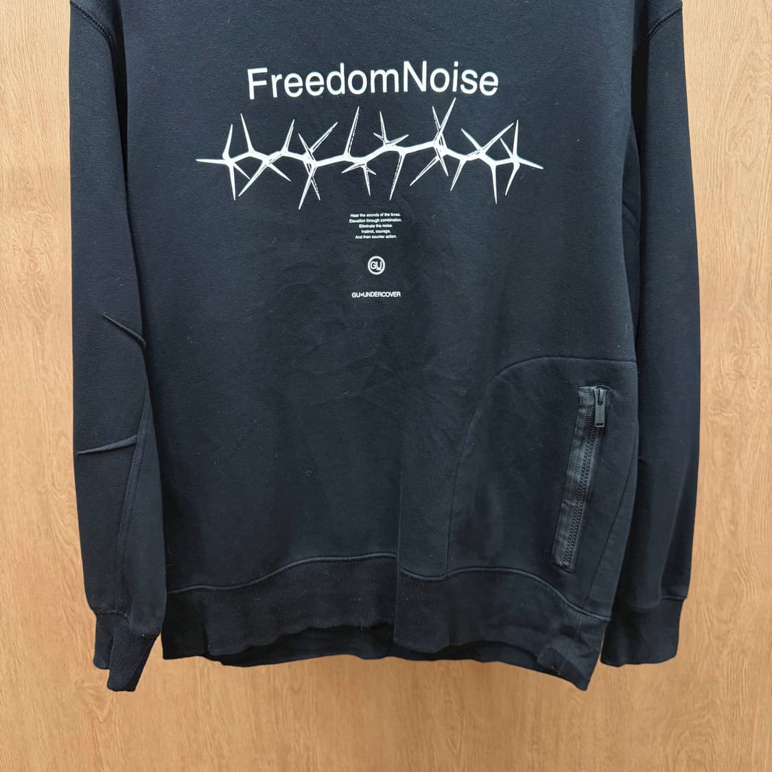 GU X UNDERCOVER 크루넥 맨투맨 그래픽 프린트 디테일 블랙 상품이미지5