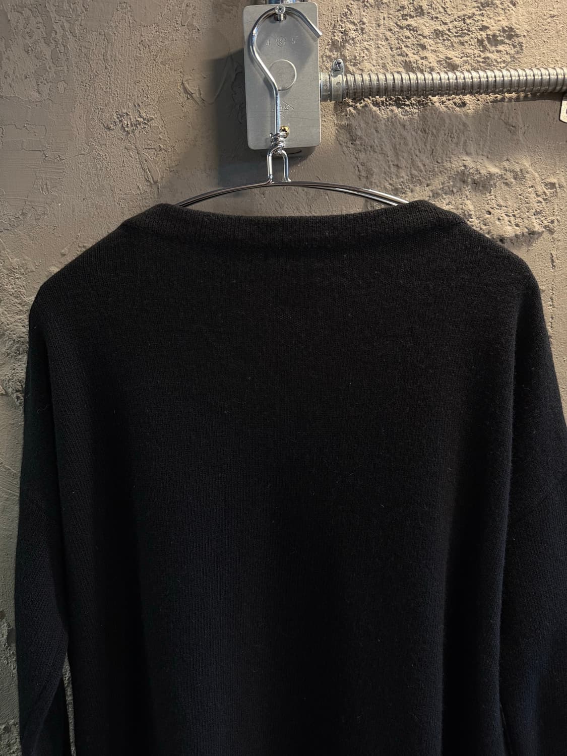 ONE 시슬리 SISLEY 버튼 디테일 브이넥 루즈 니트 블랙 상품이미지5