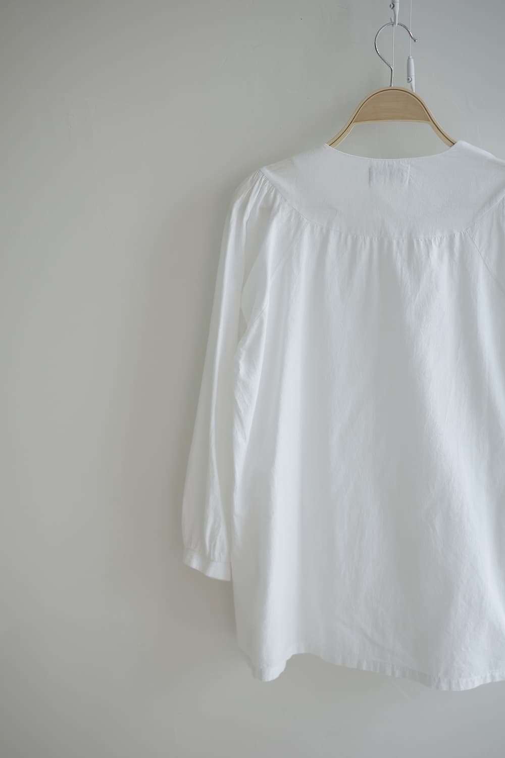 Christy제품
• 화이트 포켓 코튼 블라우스 상품이미지9