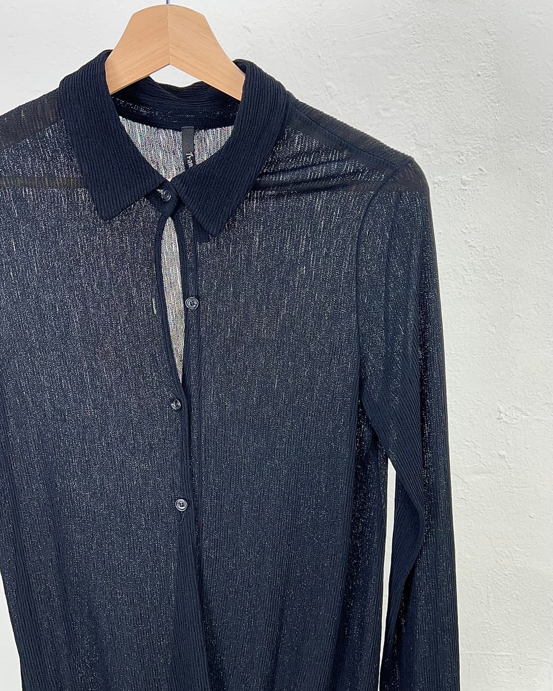 트랜짓 블랙 리브 비스코스 드레이프 메쉬 카라 넥 셔츠 상품이미지3