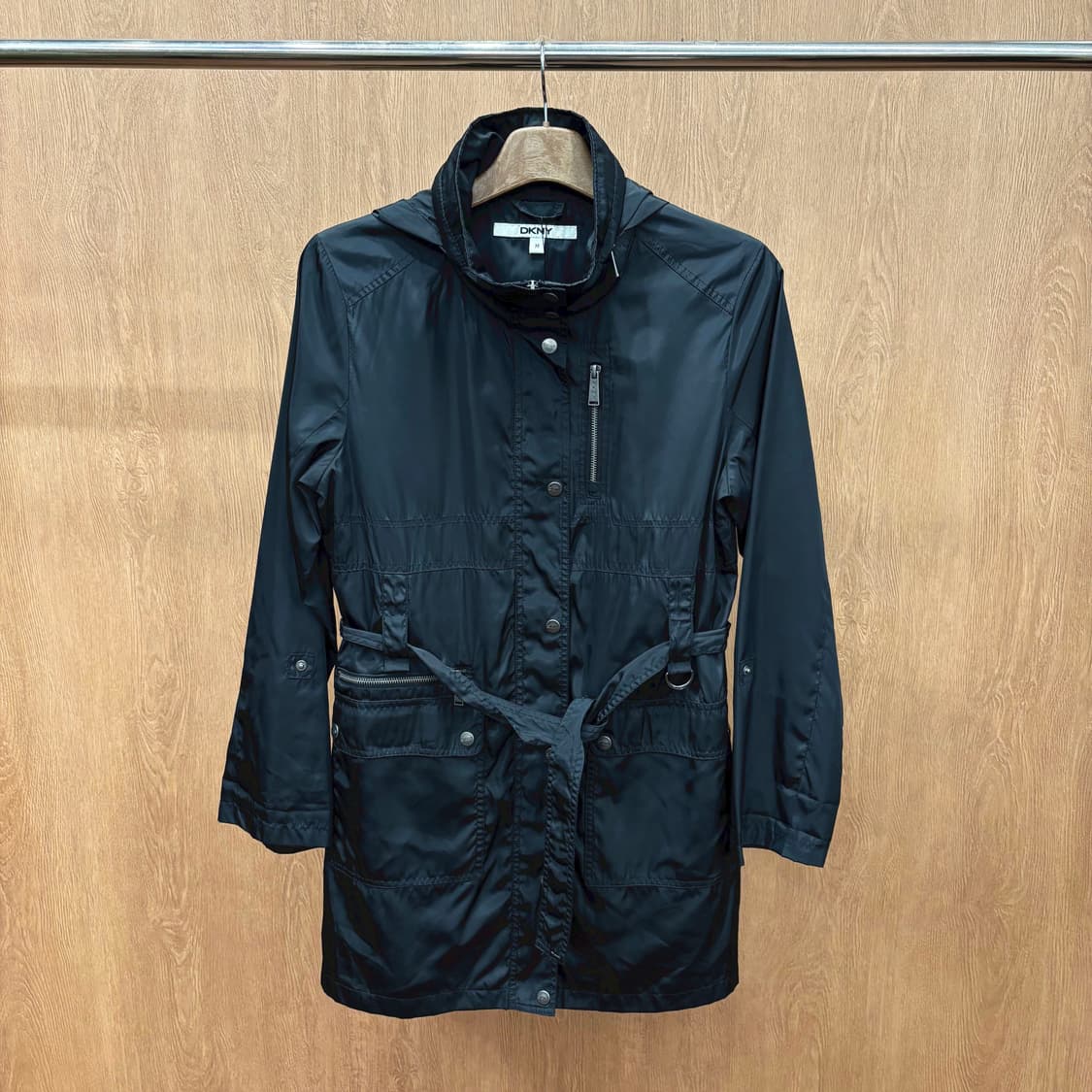 도나카란 뉴욕 테크 파카 코트 멀티 포켓 벨트 스트랩 후드 디테일 블랙 상품이미지2