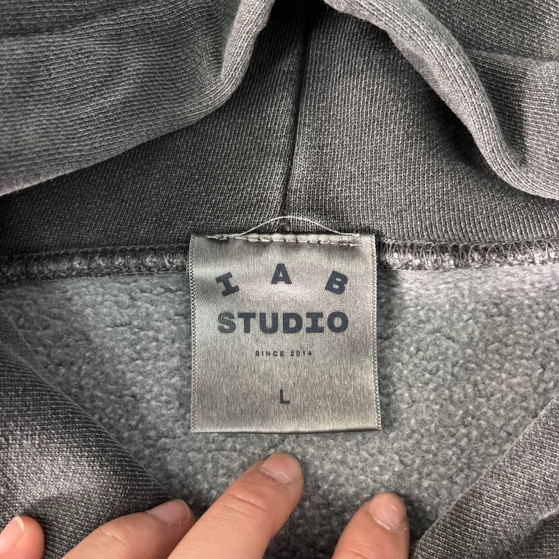 100 아이앱 스튜디오 블랙 피그먼트 후드티 상품이미지4