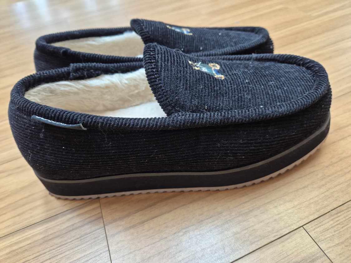 귀여운 곰돌이 자수가 있는 베어파우 털 슬리퍼입니다. 코듀로이 재질이라  상품이미지3