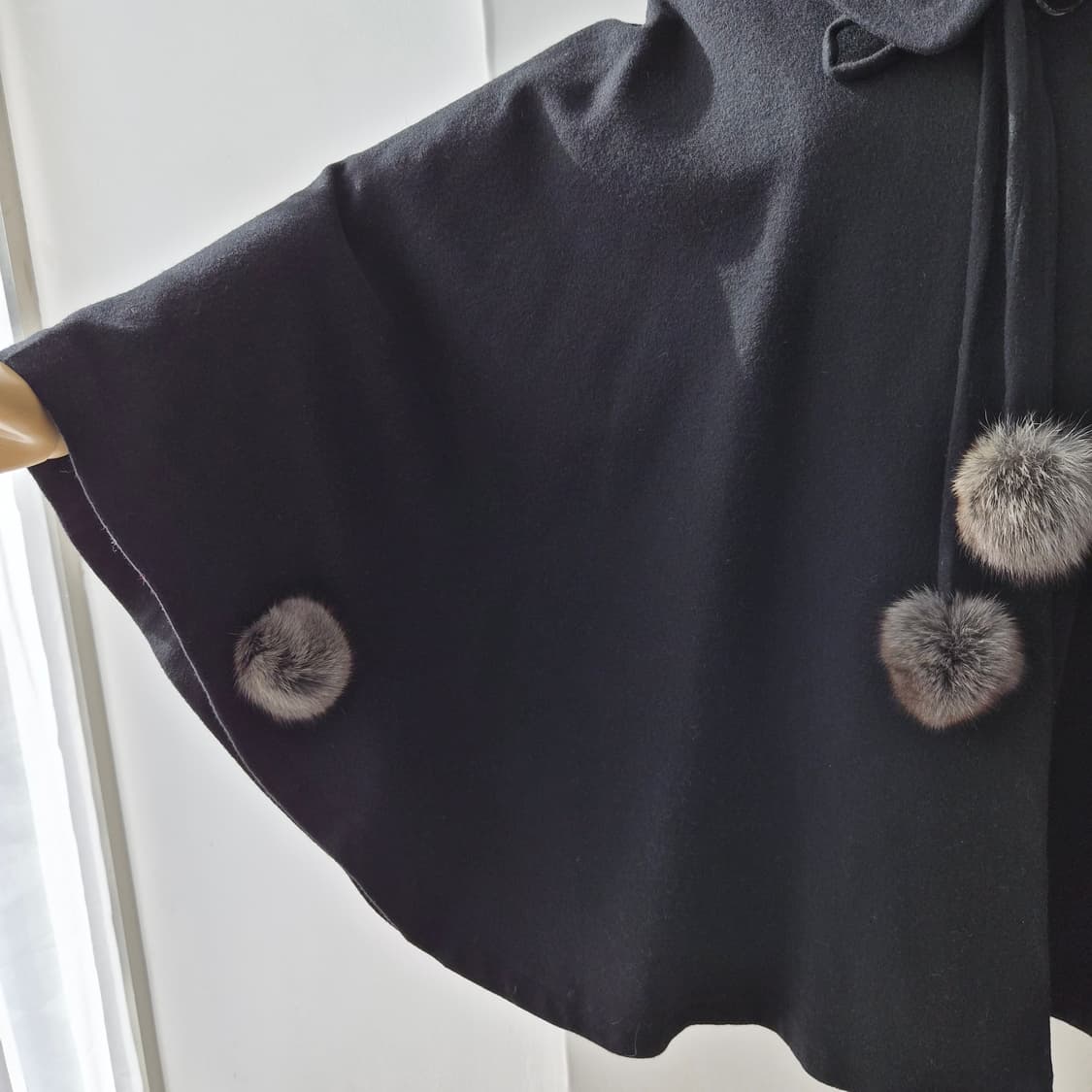 울 케이프핏 빅카라 폼폼 블랙 코트 상품이미지3