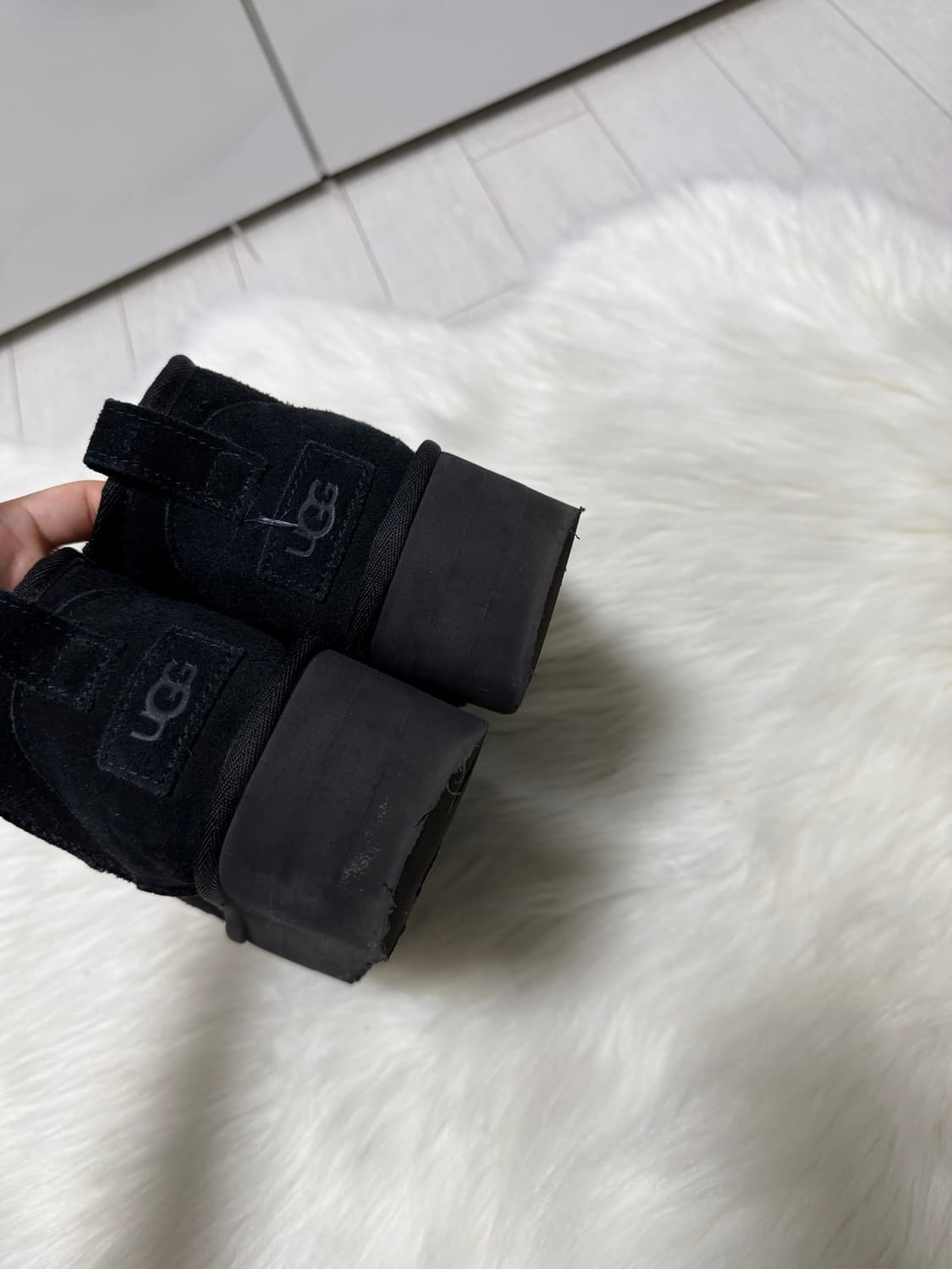 Ugg 스웨이드 레더 미니 플랫폼 블랙6사이즈  상품이미지3