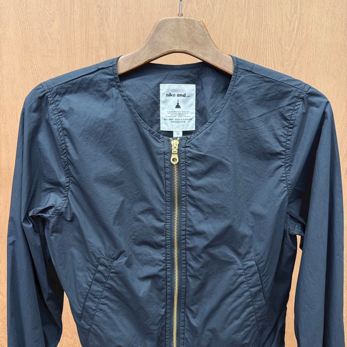 니코앤드 집업 자켓 노카라 소매 립 배색 디테일 레귤러핏 블랙 상품이미지4