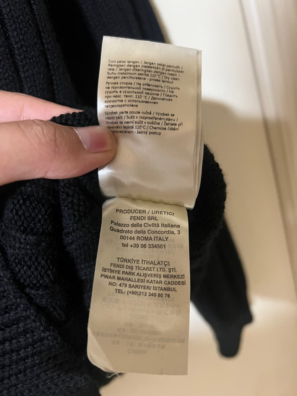 펜디 로고 울 니트 블랙 팝니다. 상품이미지8