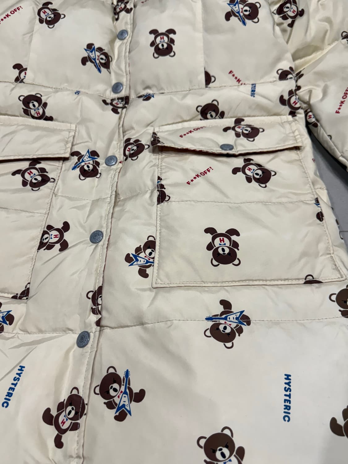 히스테릭 글래머 아카이브 퍽베어 패턴 오프화이트 색상 롱 패딩 자켓 상품이미지4