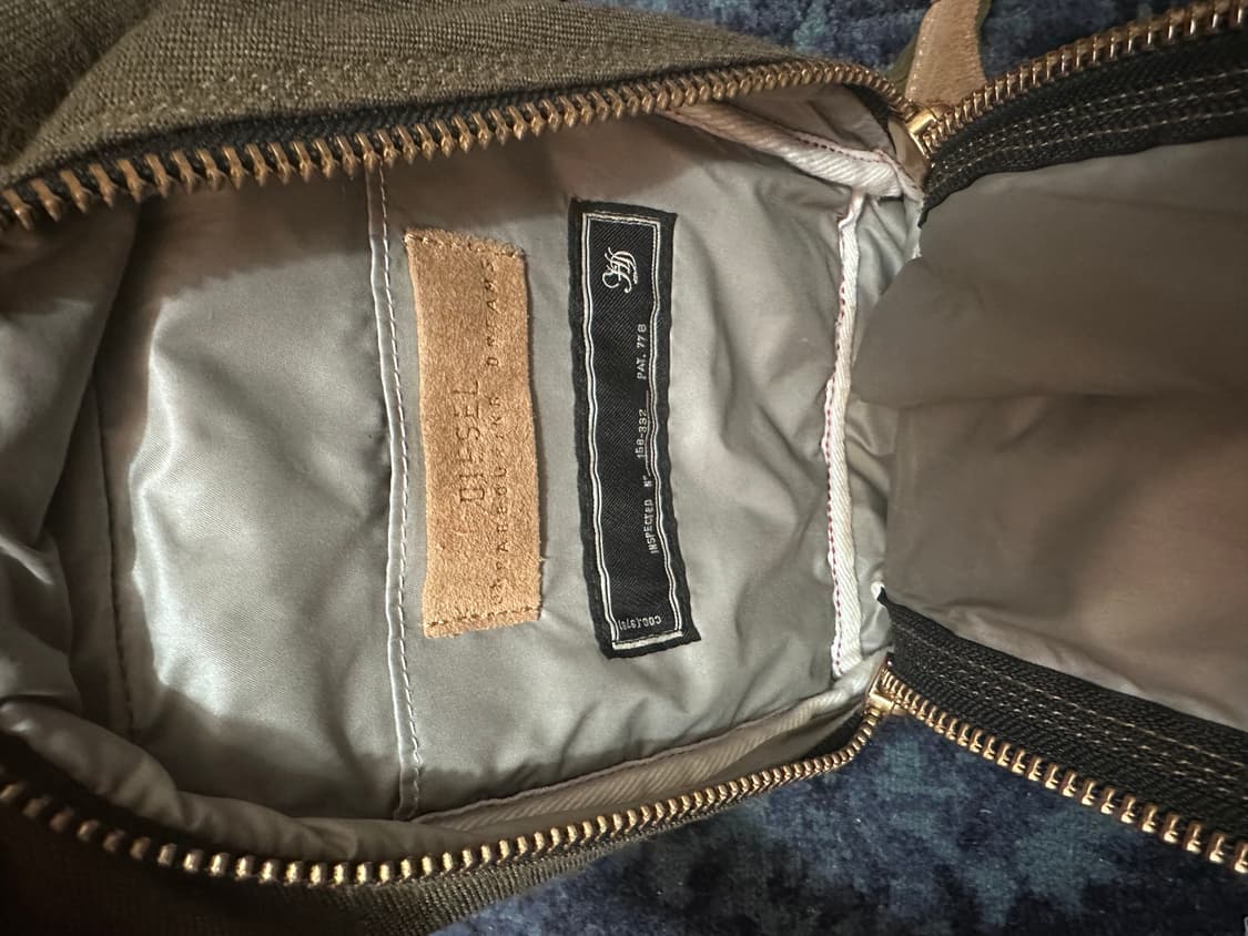 Diesel “Only The Brave” 캔버스,가죽 슬링백 상품이미지4