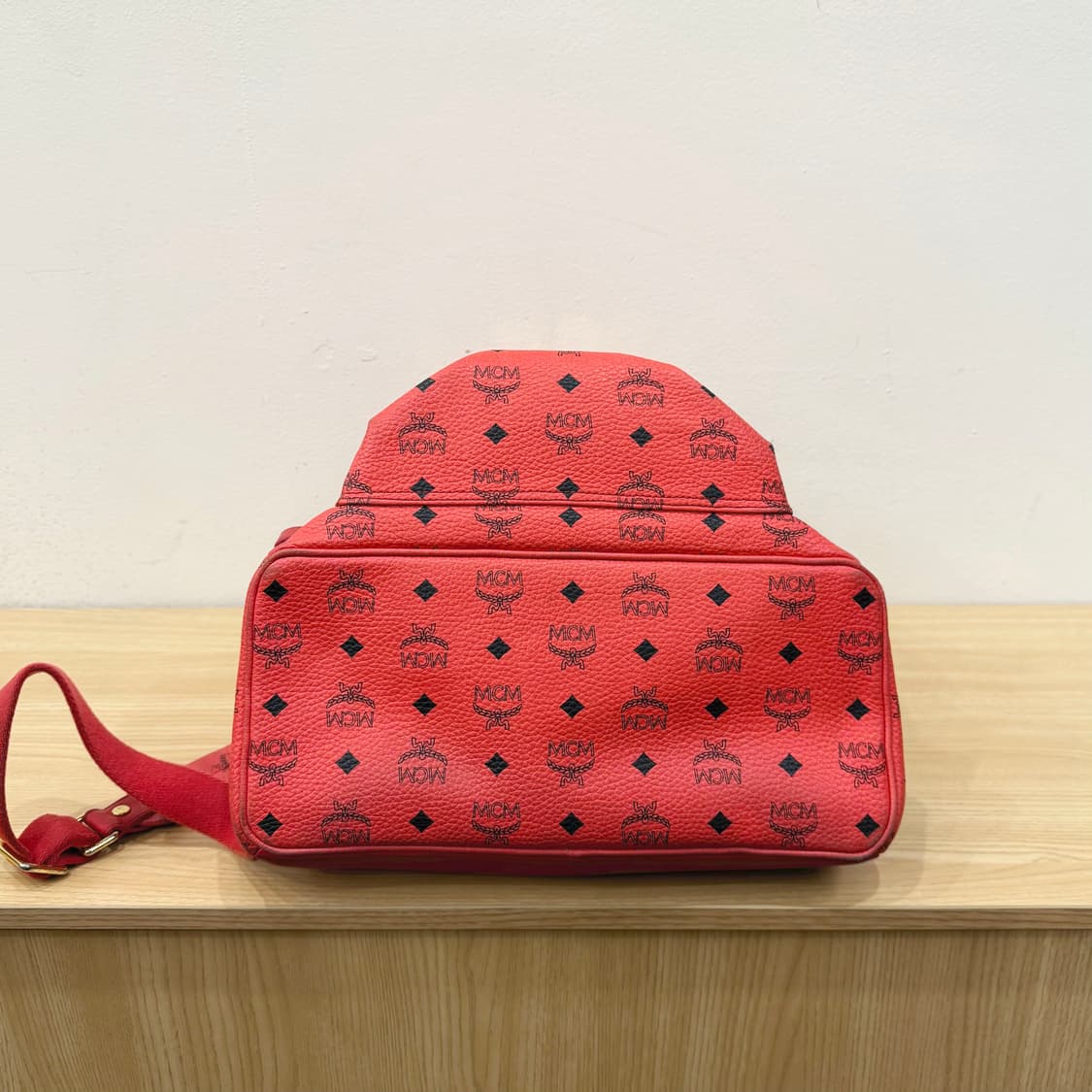 MCM 미니 백팩 모노그램 패턴 스터드 지퍼 포켓 디테일 레드 상품이미지4