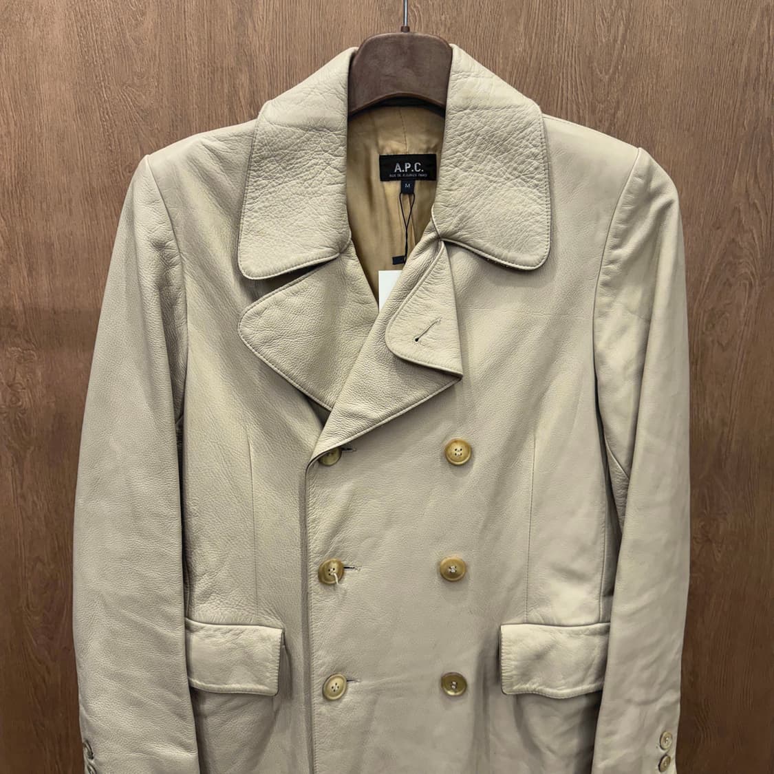 아페쎄 레더 롱 코트 더블 브레스트 와이드 라펠 디테일 레귤러핏 베이지 상품이미지4