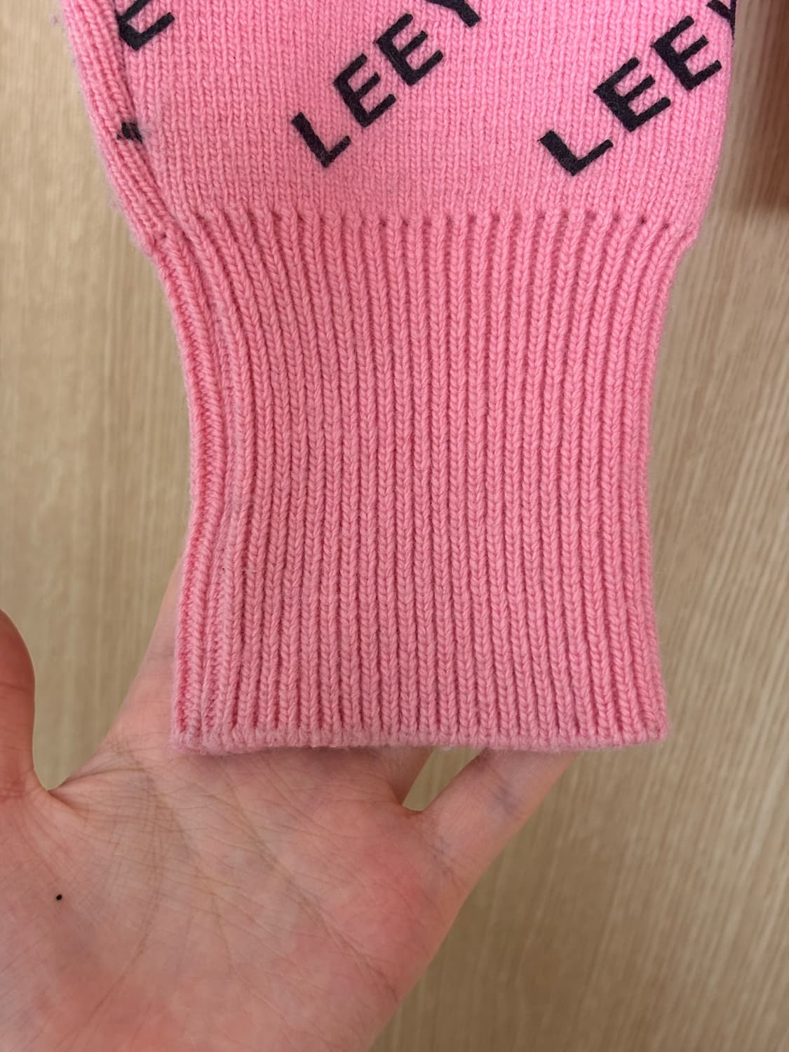 LEEY 브랜드 로고 패턴 핑크 니트 상품이미지3