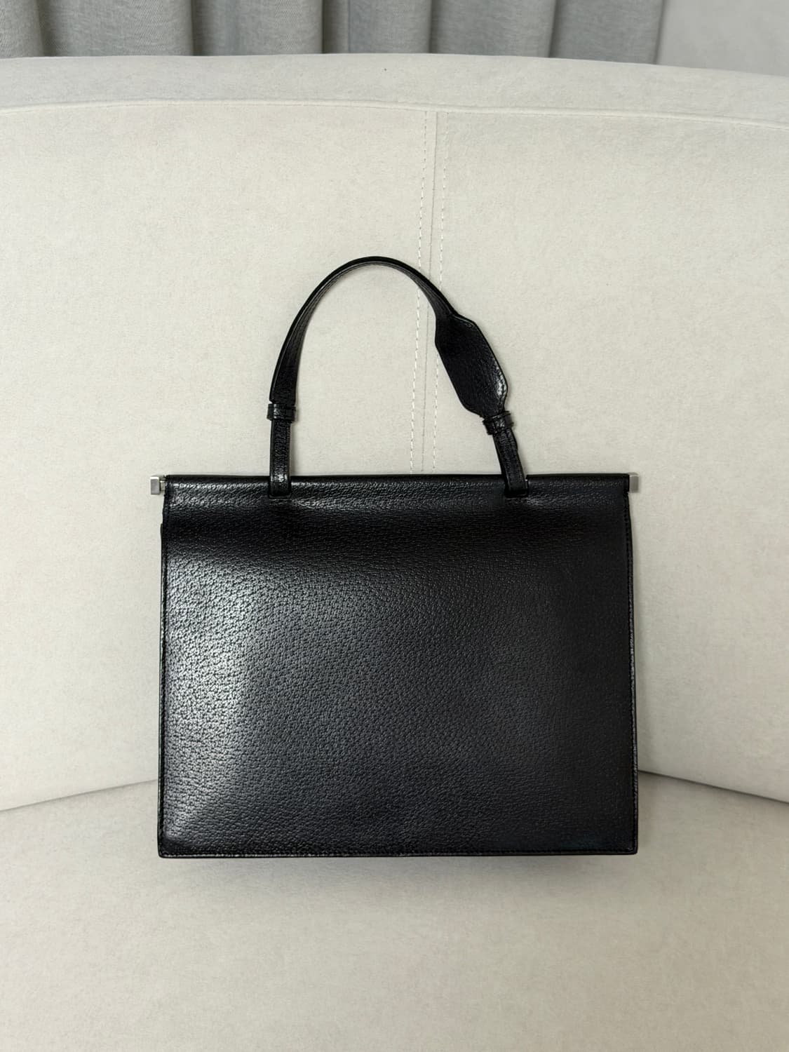 구찌 텍스처드 레더 메탈 바 탑 핸들 토트백 상품이미지4