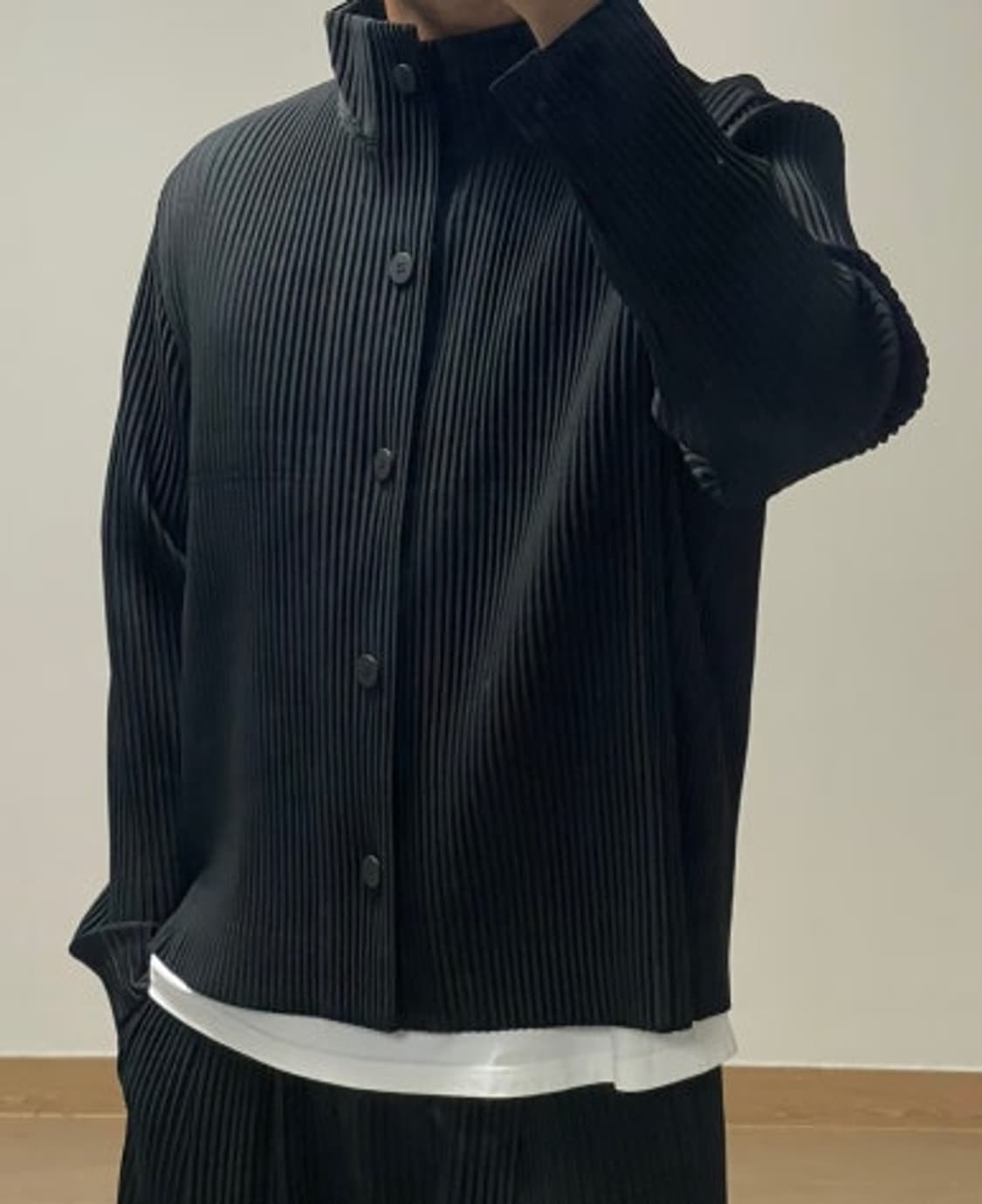 옴므플리세 23FW 8월 먼슬리 플리츠 하이넥 버튼 자켓 블랙 2 상품이미지2