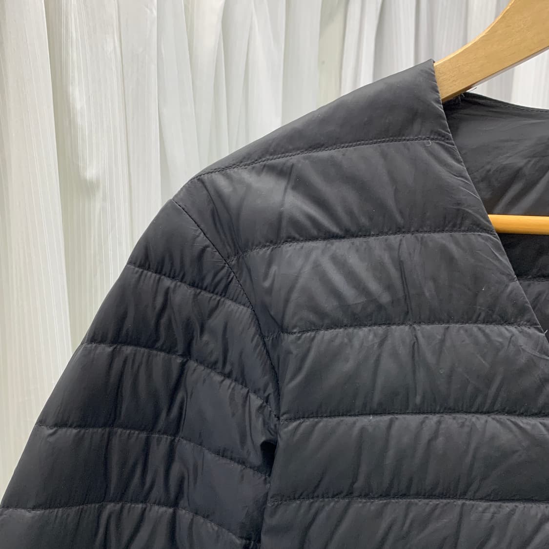 유니클로 브이넥 남성 경량 패딩 1727 상품이미지2