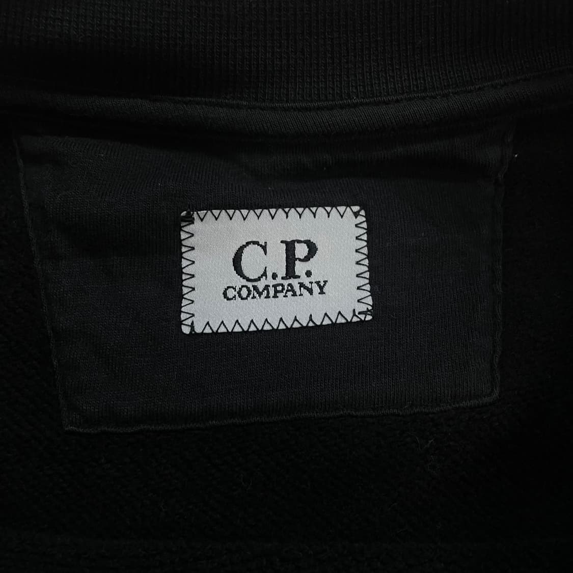C.P 컴퍼니 렌즈 와펜 크루넥 맨투맨 블랙 상품이미지4