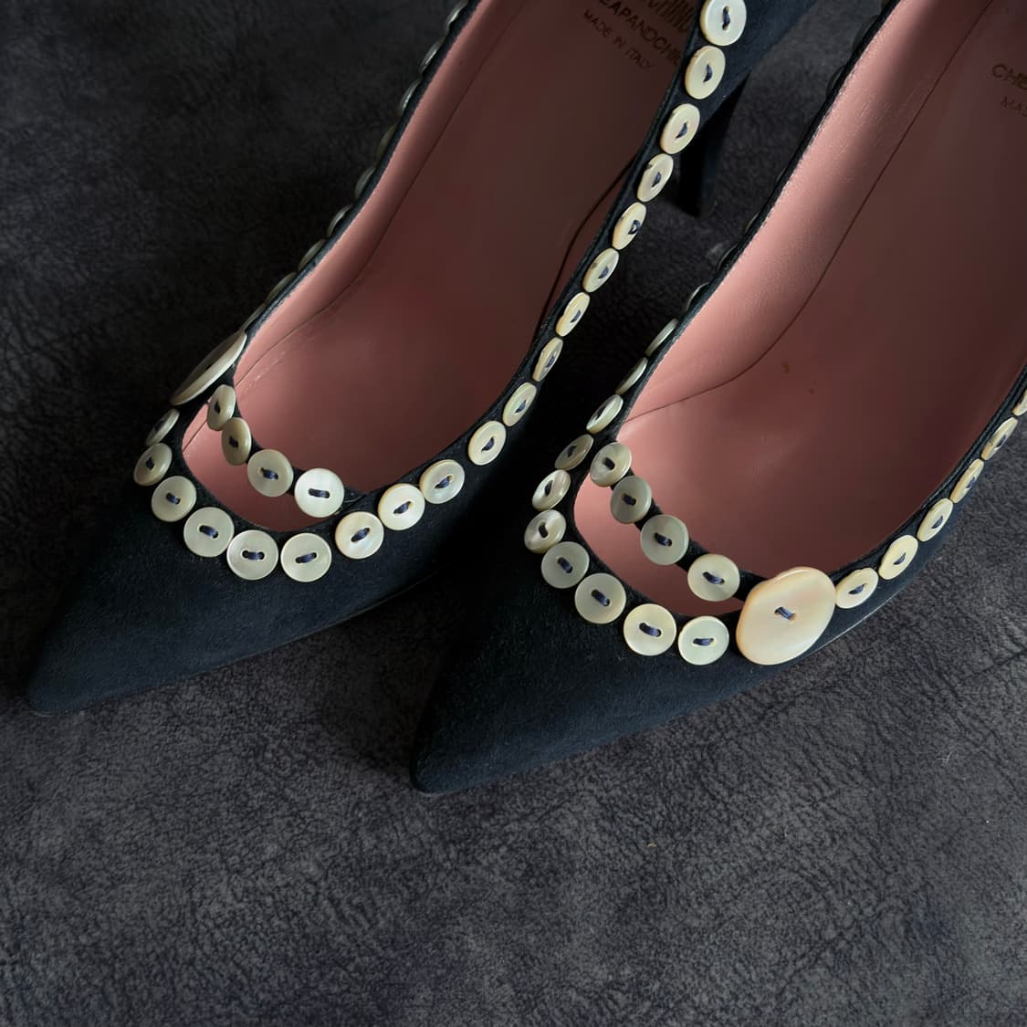 모스키노 버튼 디테일 힐 상품이미지4