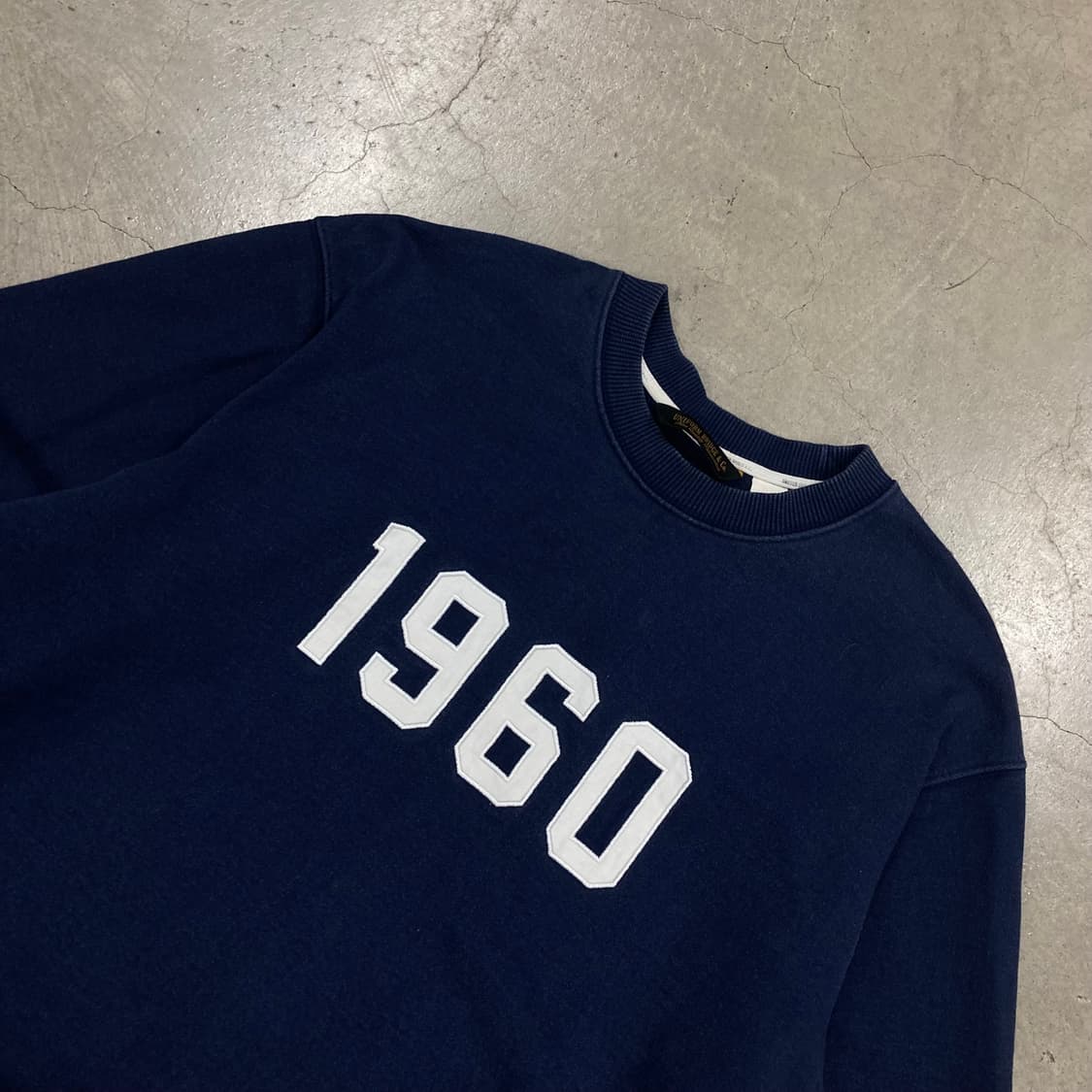 유니폼브릿지 네이비 컬러 1960로고 맨투맨 상품이미지2