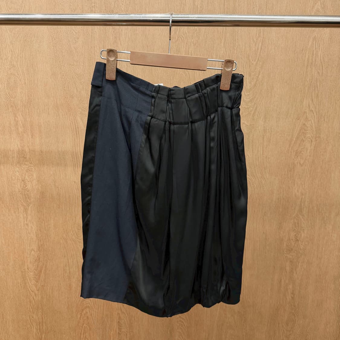 타임 미디 스커트 언발란스 배색 벨트 스트랩 핀턱 디테일 벌룬핏 블랙 상품이미지3