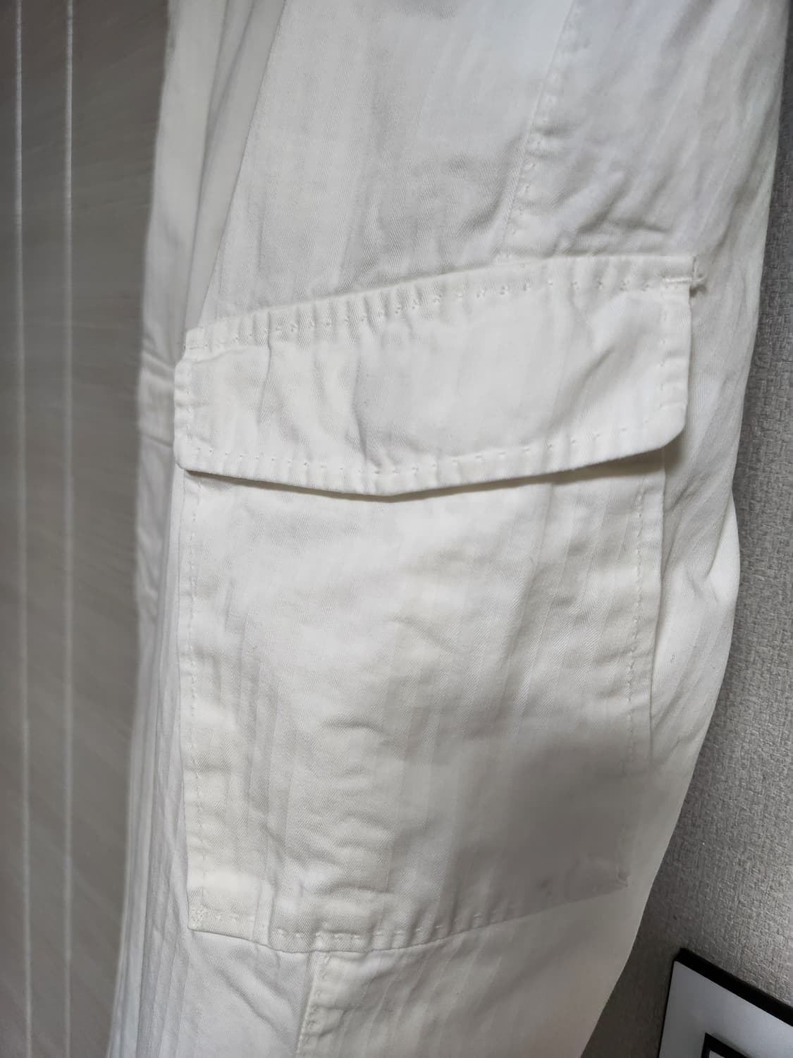 PT01 x BEAMS 콜라보 화이트 헤링본 코튼 카고 팬츠 상품이미지5