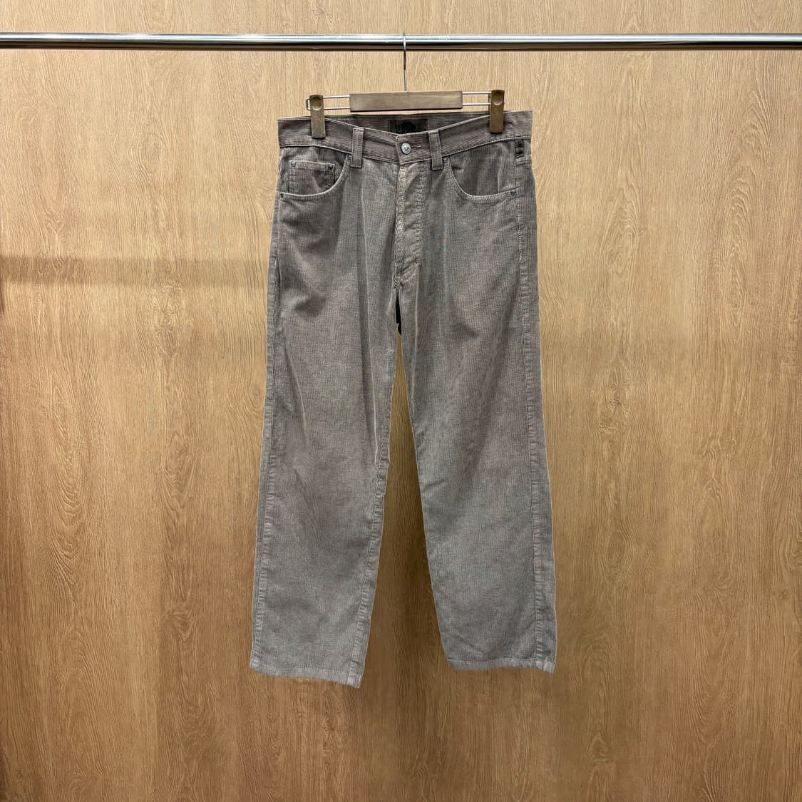 베르사체 진스 꾸뛰르 코듀로이 스트레이트 팬츠 로고 각인 디테일 브라운 상품이미지2