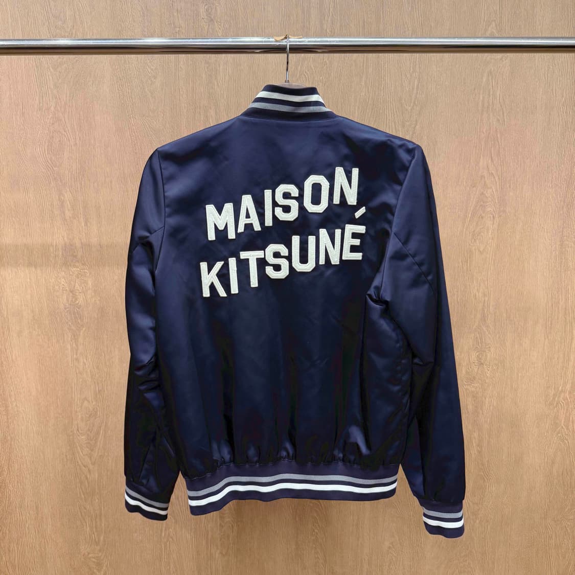 메종키츠네 바시티 스타디움 자켓 백로고 자수 디테일 네이비 상품이미지3