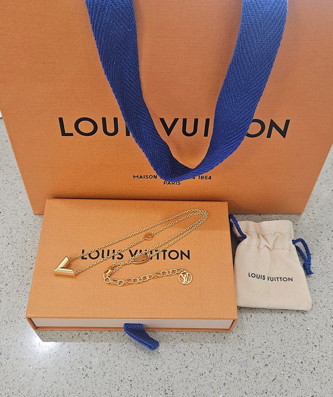 루이비통 에센셜 V 골드 신형 목걸이 [정품/풀세트] 상품이미지3