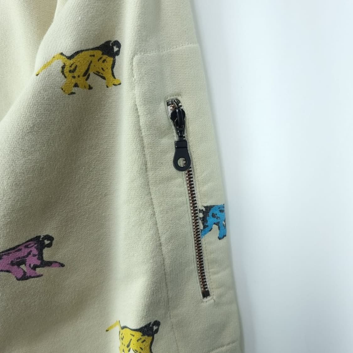 [리바이스] 멀티 그래픽 패턴 오버핏 카라 맨투맨 베이지 M19299 상품이미지6