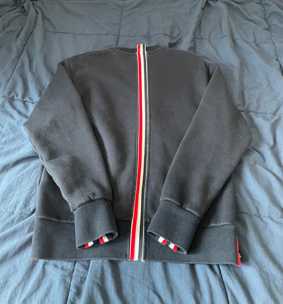 톰브라운 백삼선 맨투맨 네이비 상품이미지3