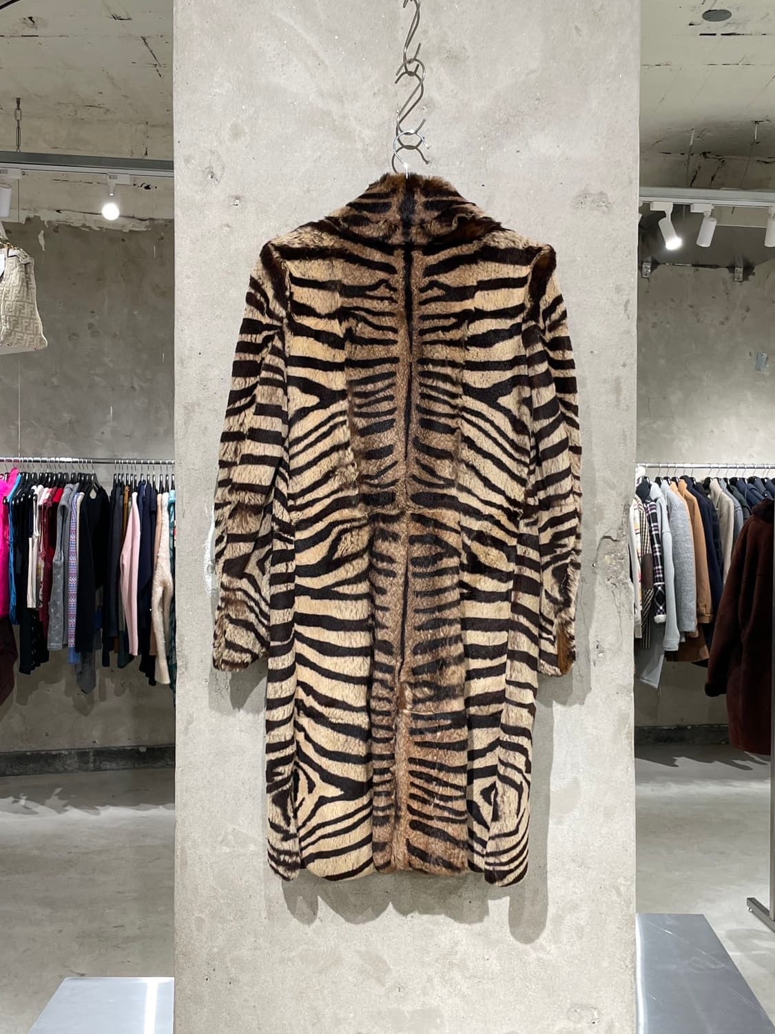 살바토레 페라가모 타이거 리얼 레더 레빗 퍼 코트 상품이미지6