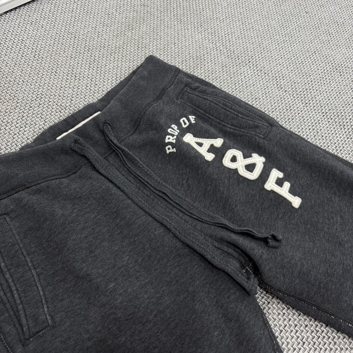Abercrombie Y2K 트레이닝 팬츠 상품이미지3