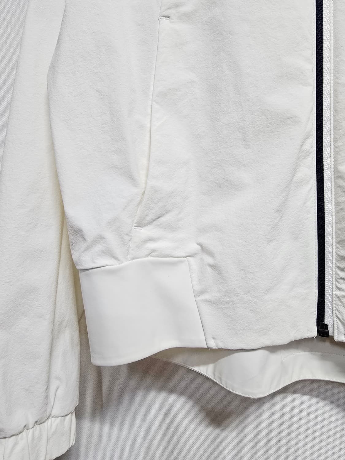 데상트 여성용 화이트 후드 바람막이 상품이미지3