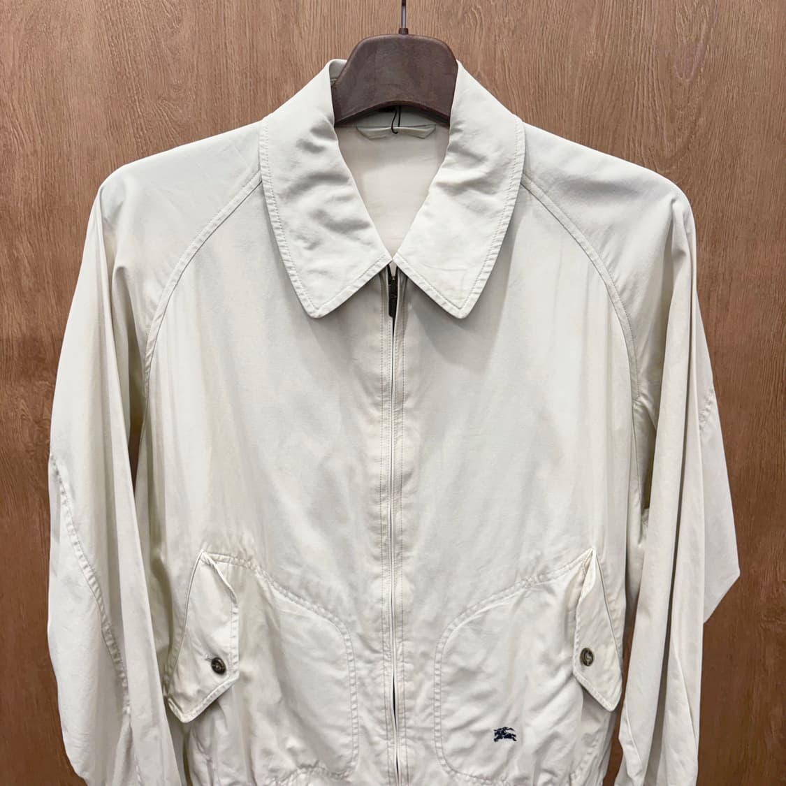 버버리 카라넥 블루종 자켓 플랩 포켓 밑단 밴딩 디테일 베이지 상품이미지4