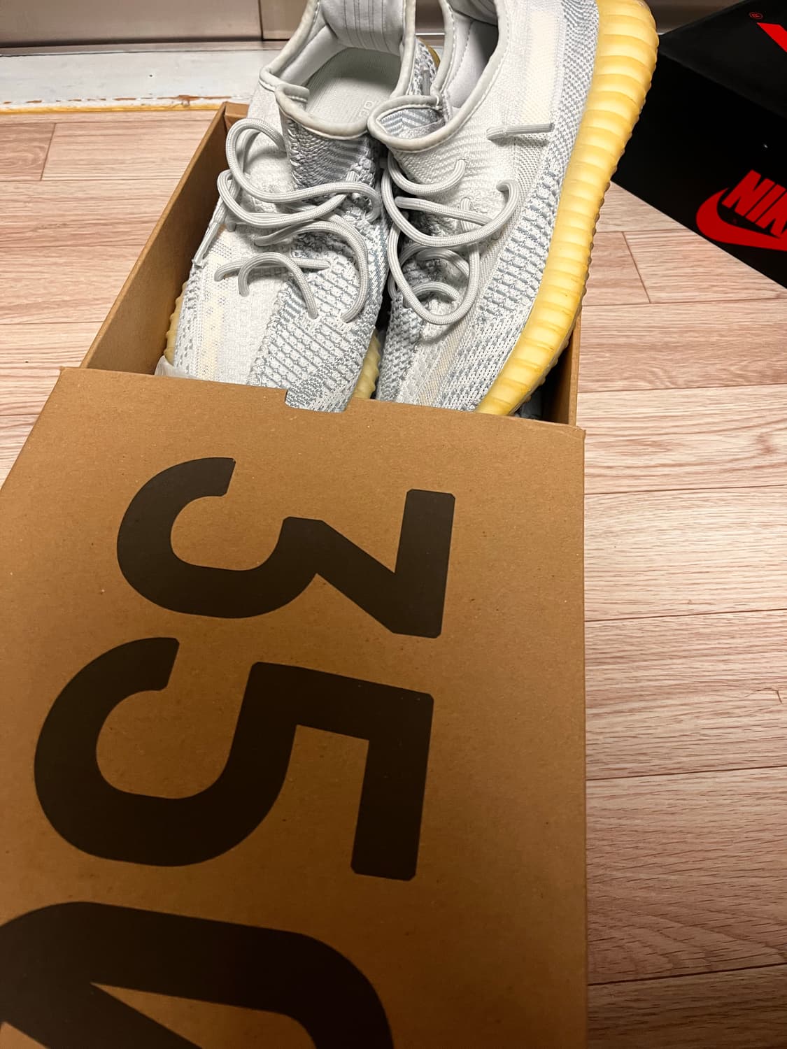 이지부스트 350 v2 상품이미지1