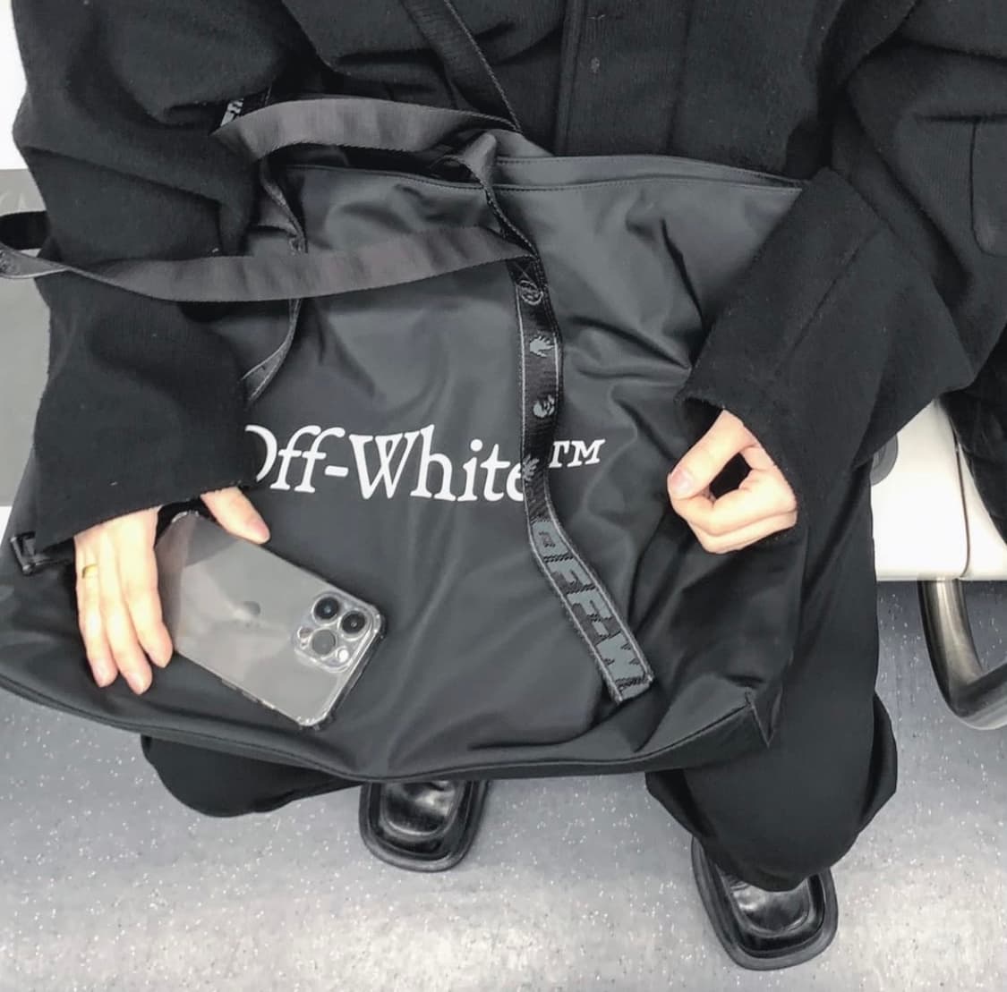 오프화이트 토트백 상품이미지1