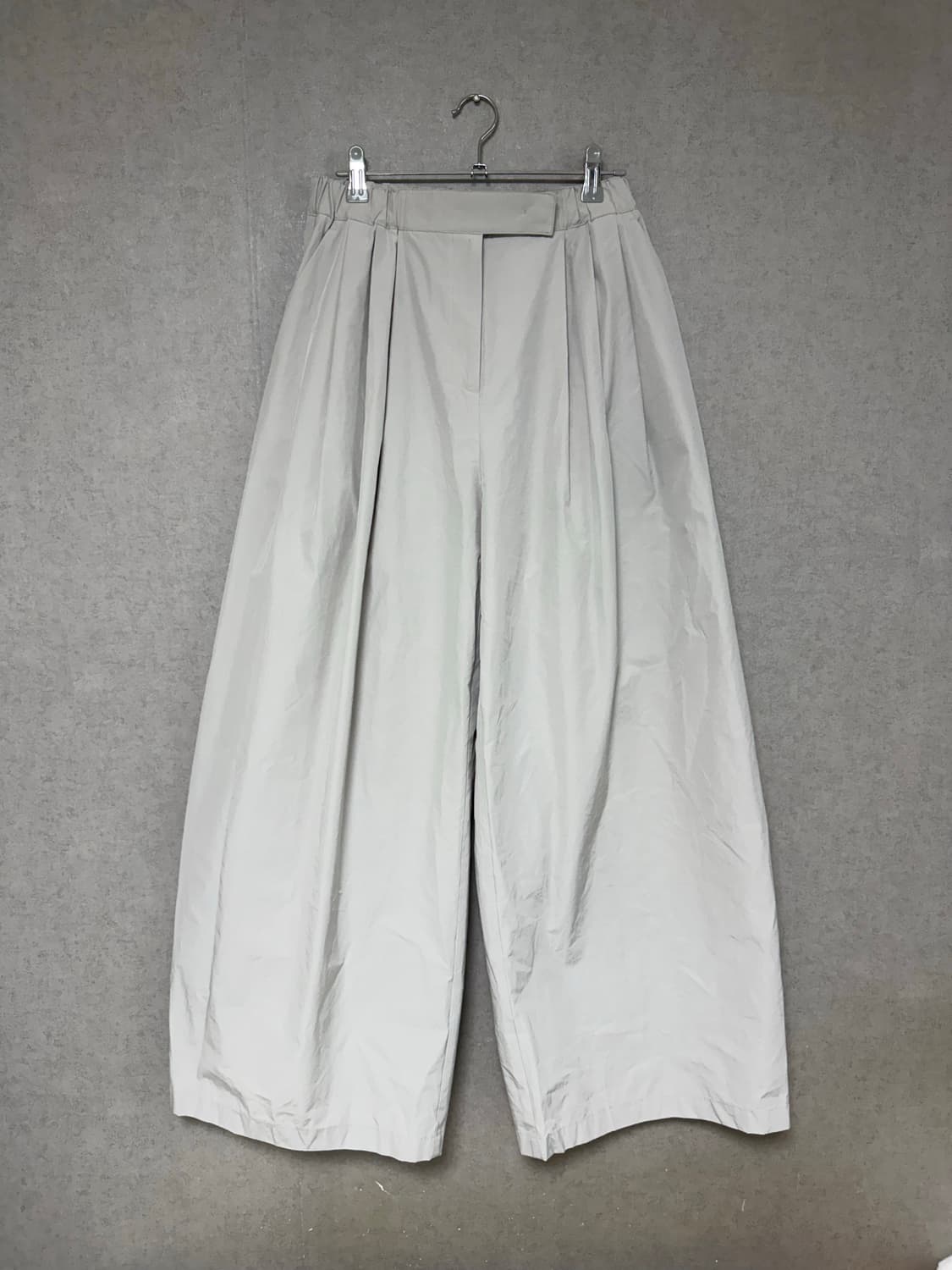 아모멘토 25ss 쓰리턱 밴딩 팬츠 그레이 상품이미지6